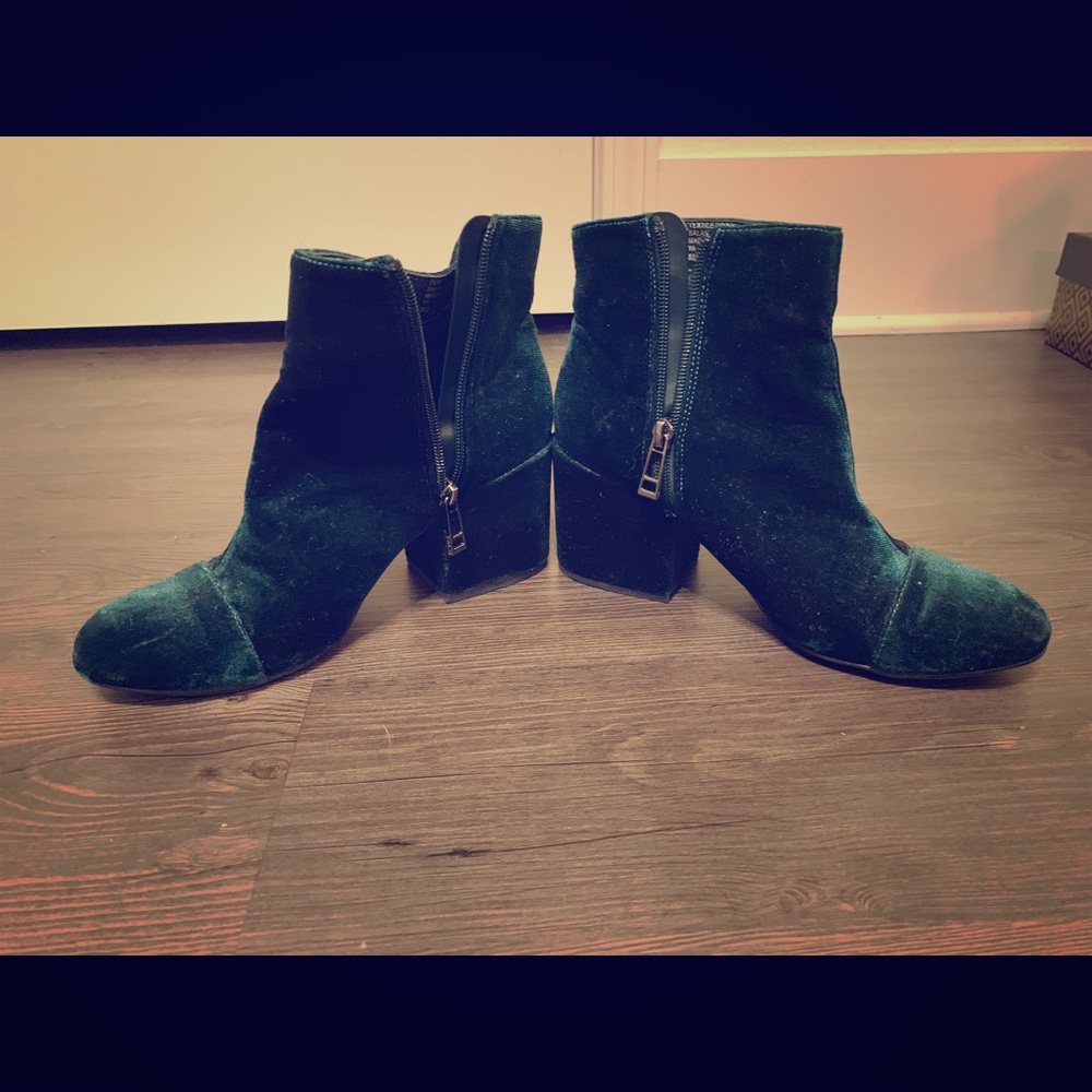 Low Chunky Heel ankle bootie in Green Velvet